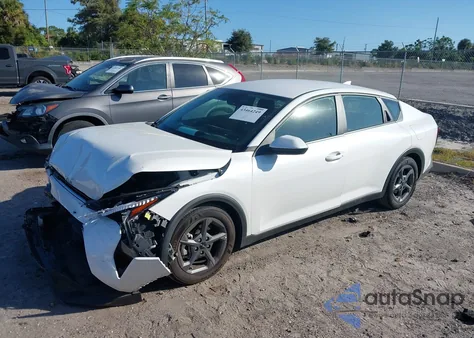 2025 Kia K4 Lxs z USA, uszkodzony, nr VIN 3KPFT4DE0SE091909